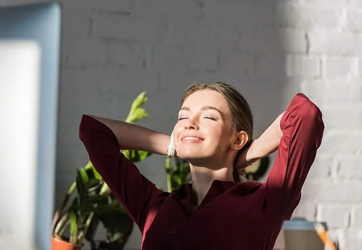 Junge Frau genießt achtsam die Sonne